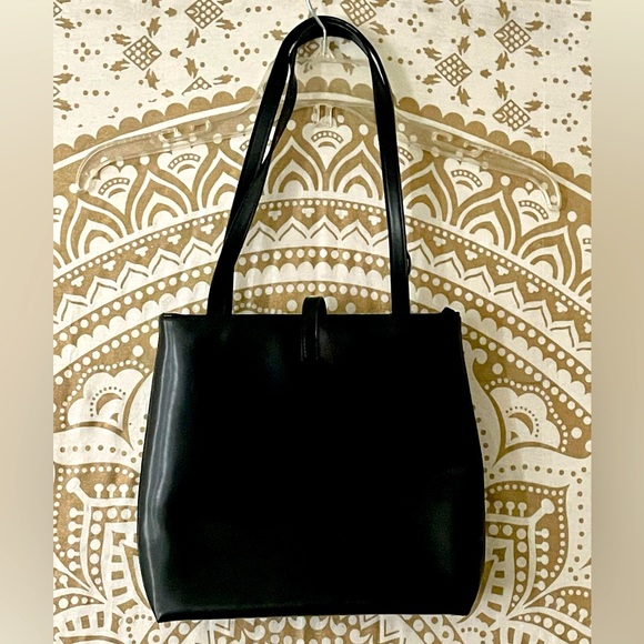 NWOT “GUESS” BLACK PURSE IN EXCELLENT CONDITION.  TAGS REMOVED BUT NEVER USED. - Picture 7 of 7